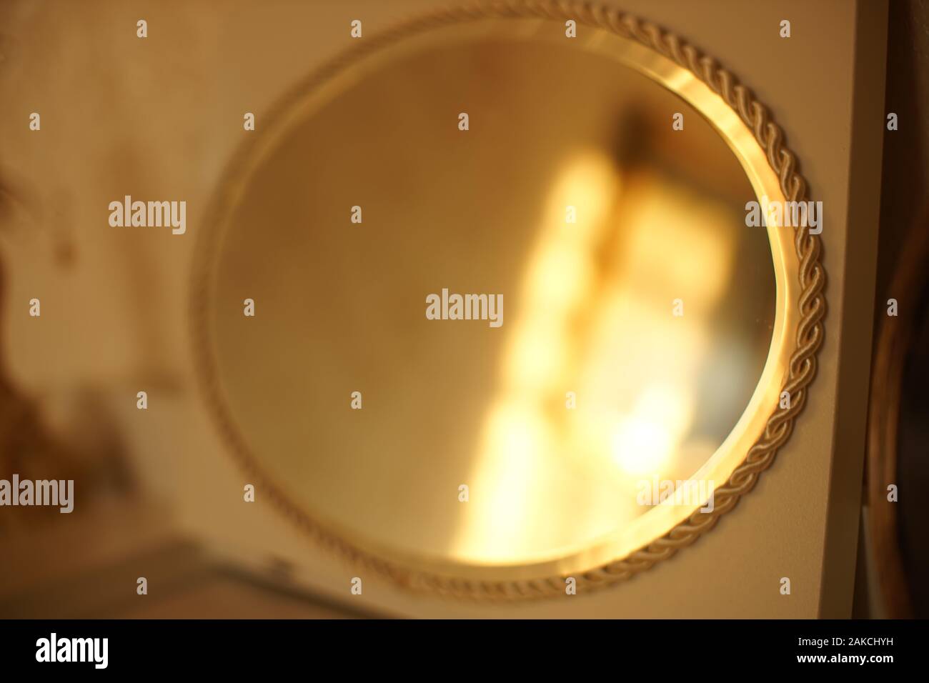 Oval Spiegel mit einem wunderschönen Gold umrandet, Schminktisch Dekor, Console spiegeln. Stockfoto