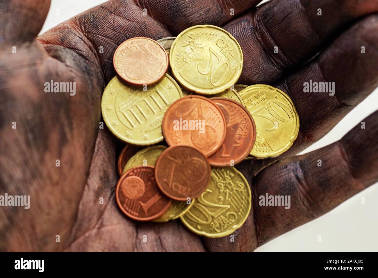 Ein Armer Mann Geld Brauchen Faltigen Hande Betteln Nach Geld Zu Fragen Closeup Hande Arme Schmutzige Hande Von Einem Mann Mit Geld Munzen Das Konzept Der Stockfotografie Alamy