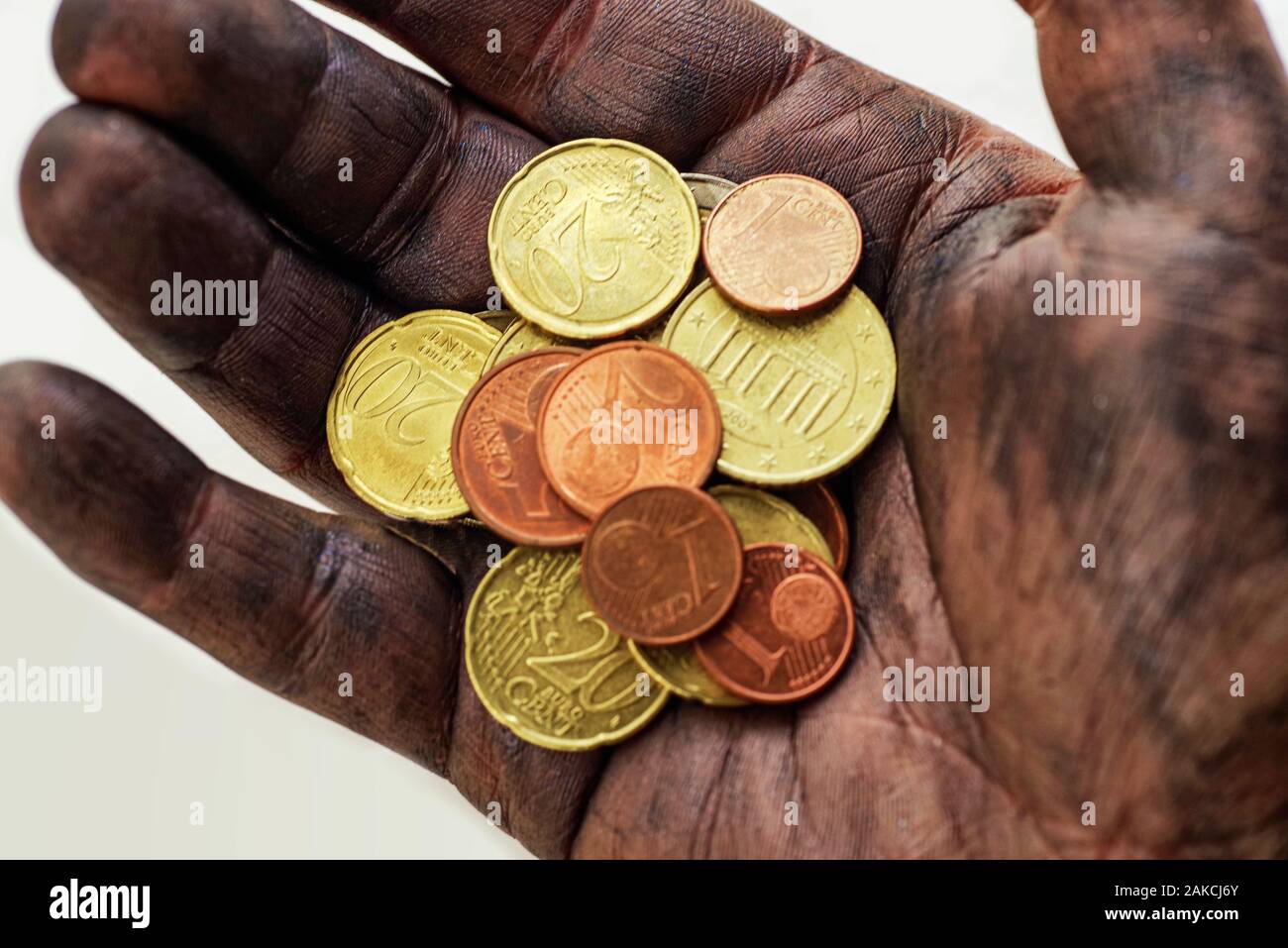 Konzept Fur Armut Und Hunger Menschen Closeup Hande Arme Schmutzige Hande Von Einem Mann Mit Geld Munzen Ein Armer Mann Geld Brauchen Faltigen Hande Begg Stockfotografie Alamy