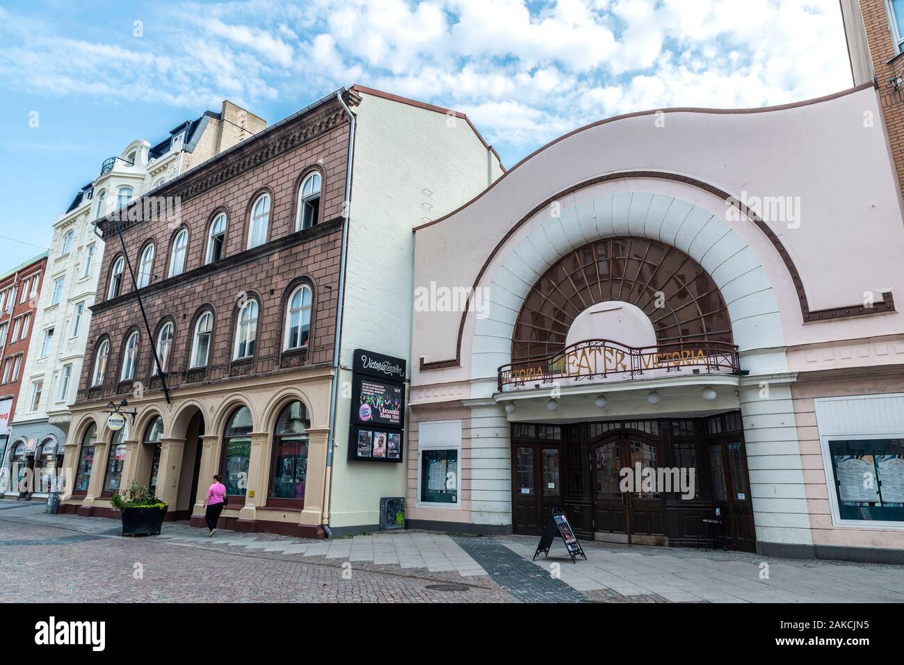 Malmö, Schweden - 29 August 2019: Victoria Theatre (Victoriateatern) und andere alte klassische Gebäude mit Menschen um, Malmö, Schweden Stockfoto