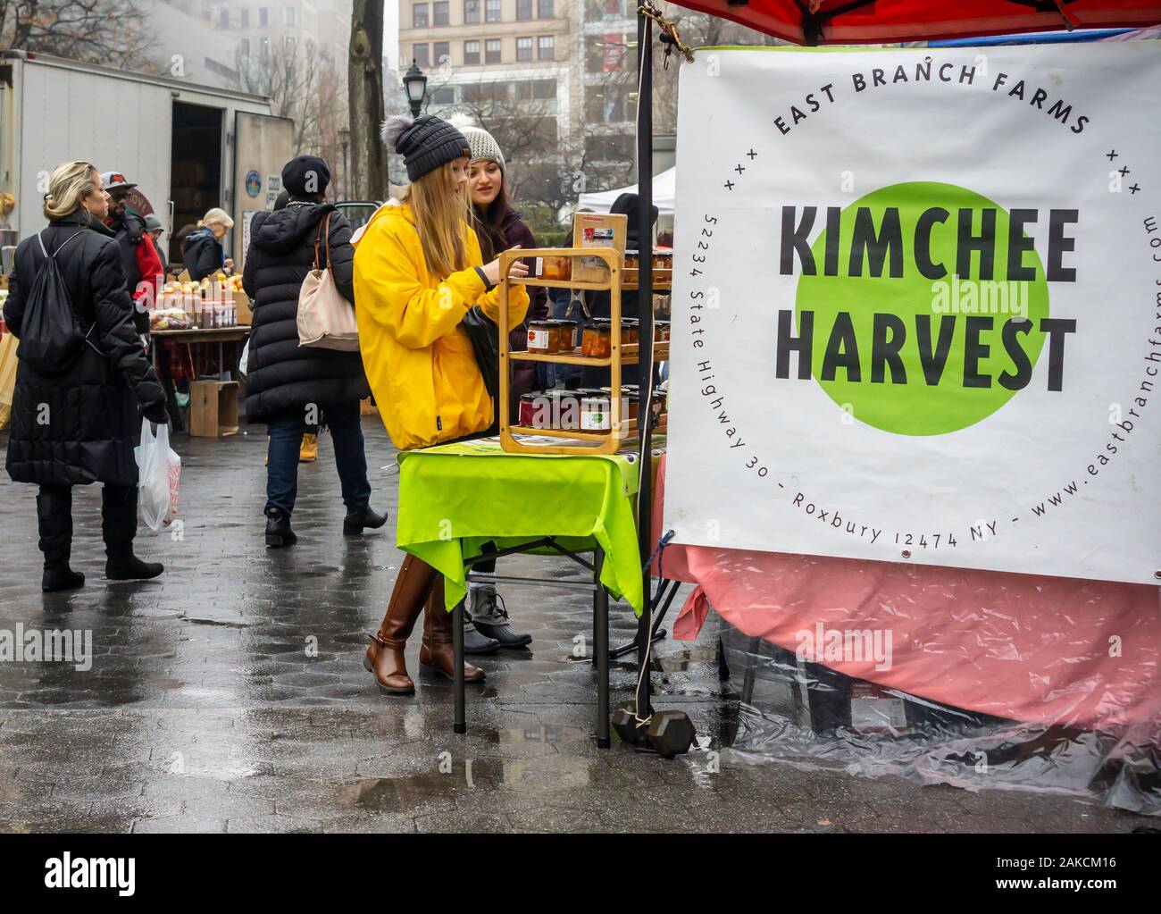 Frauen shop Kimchee im Union Square Greenmarket in New York am Samstag, 4. Januar 2020 (© Richard B. Levine) Stockfoto Frauen shop Kimchee im Union Square Greenmarket in New York am Samstag, 4. Januar 2020 (© Richard B. Levine) Stockfoto