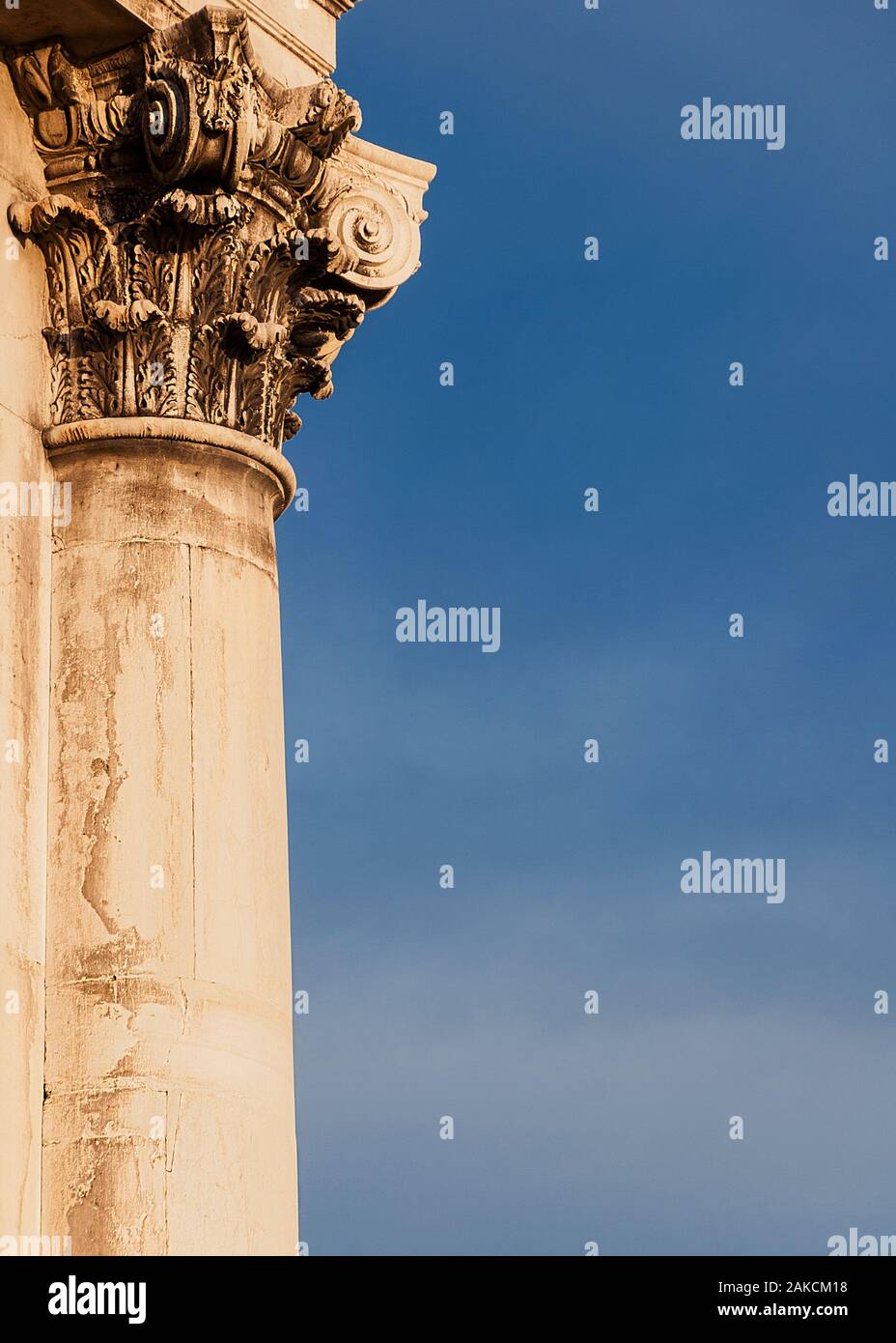 Klassische Architektur in Venedig. Korinthische Säule und Kapital aus gesuati Kirche Fassade, errichtet im 18. Jahrhundert (mit Kopie Raum) Stockfoto