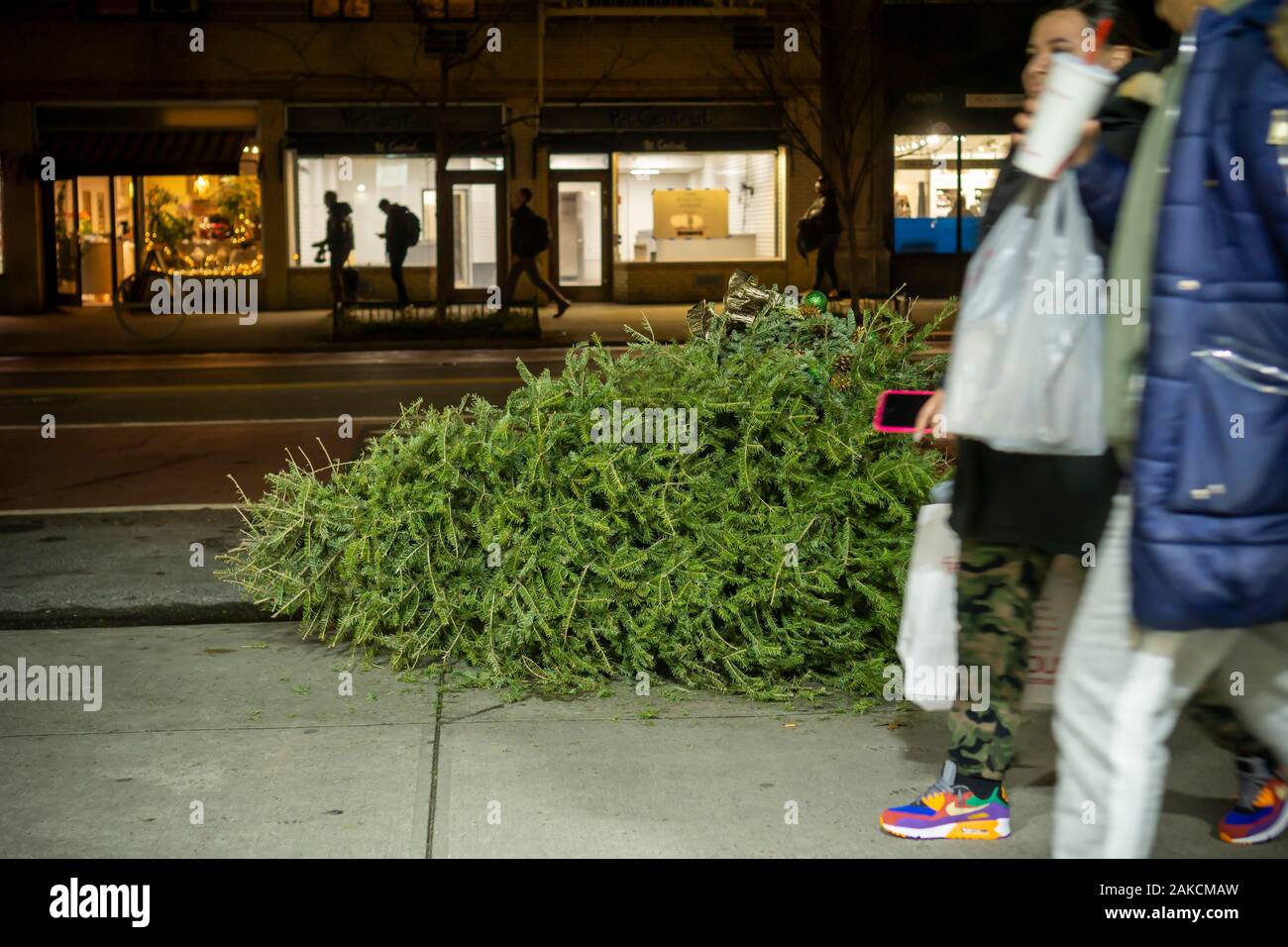 Einen Armen, einsamen, verworfen Weihnachtsbaum außerhalb eine Wohnung in New York am Freitag, 3. Januar 2020. Die Abt. der Abwasserentsorgung bietet haushaltsnahe Abholung von ausgedienten Bäume mit Lametta und Dekorationen entfernt. (© Richard B. Levine) Stockfoto