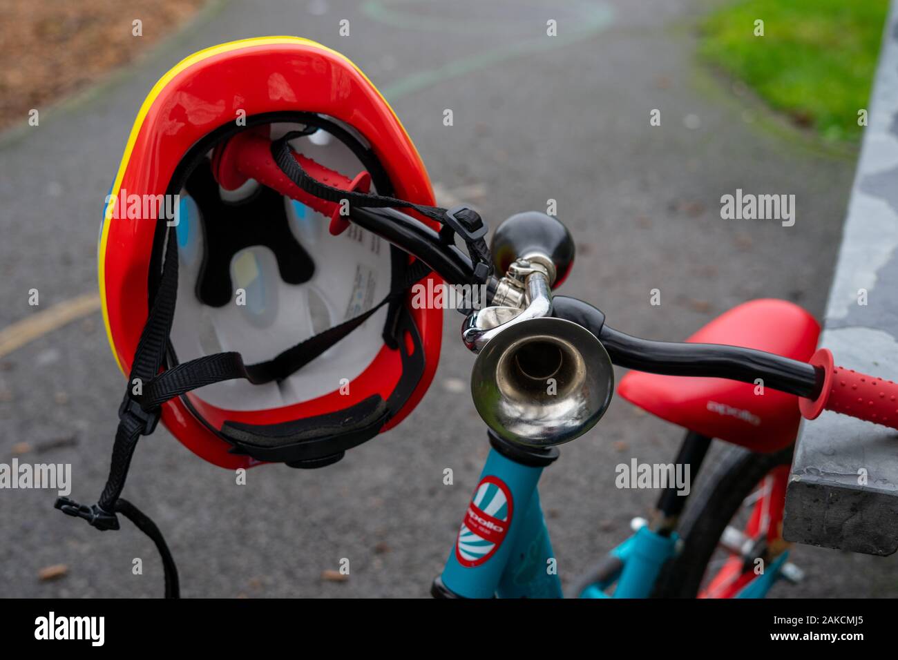 Ein Kinderrad mit einem Radhelm, der an den Griffstangen hängt Stockfoto