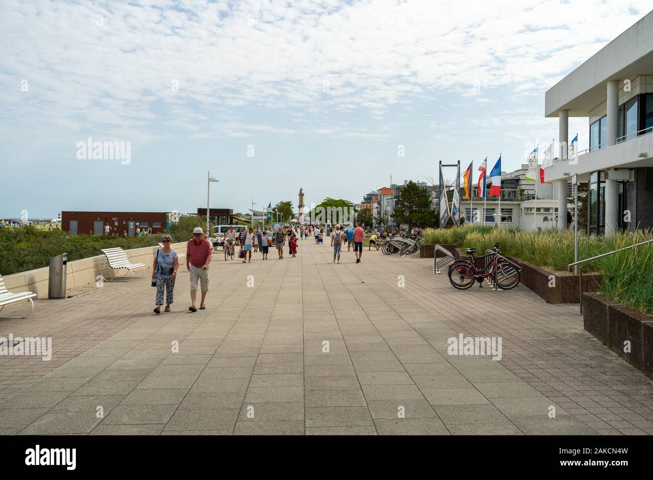 Warnemünde (Rostock), Deutschland - 25. JULI 2019: Promenade des Seebades und ein Ortsteil der Stadt Rostock. Stockfoto