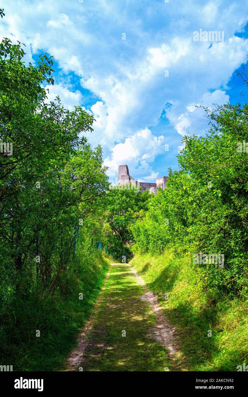 Burgruine Beckov, Slowakische Republik, Europa. Architektonische Thema. Reiseland. Der Weg des alten Schlosses Beckov. Die alte Burg der Slowakischen Stockfoto