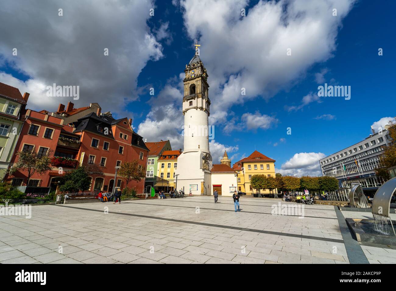 BAUTZEN, Deutschland - 10. OKTOBER 2019: Kornmarkt Kornmarkt Platz (Marktplatz) und Reichenturm (Schiefer Turm). Stockfoto