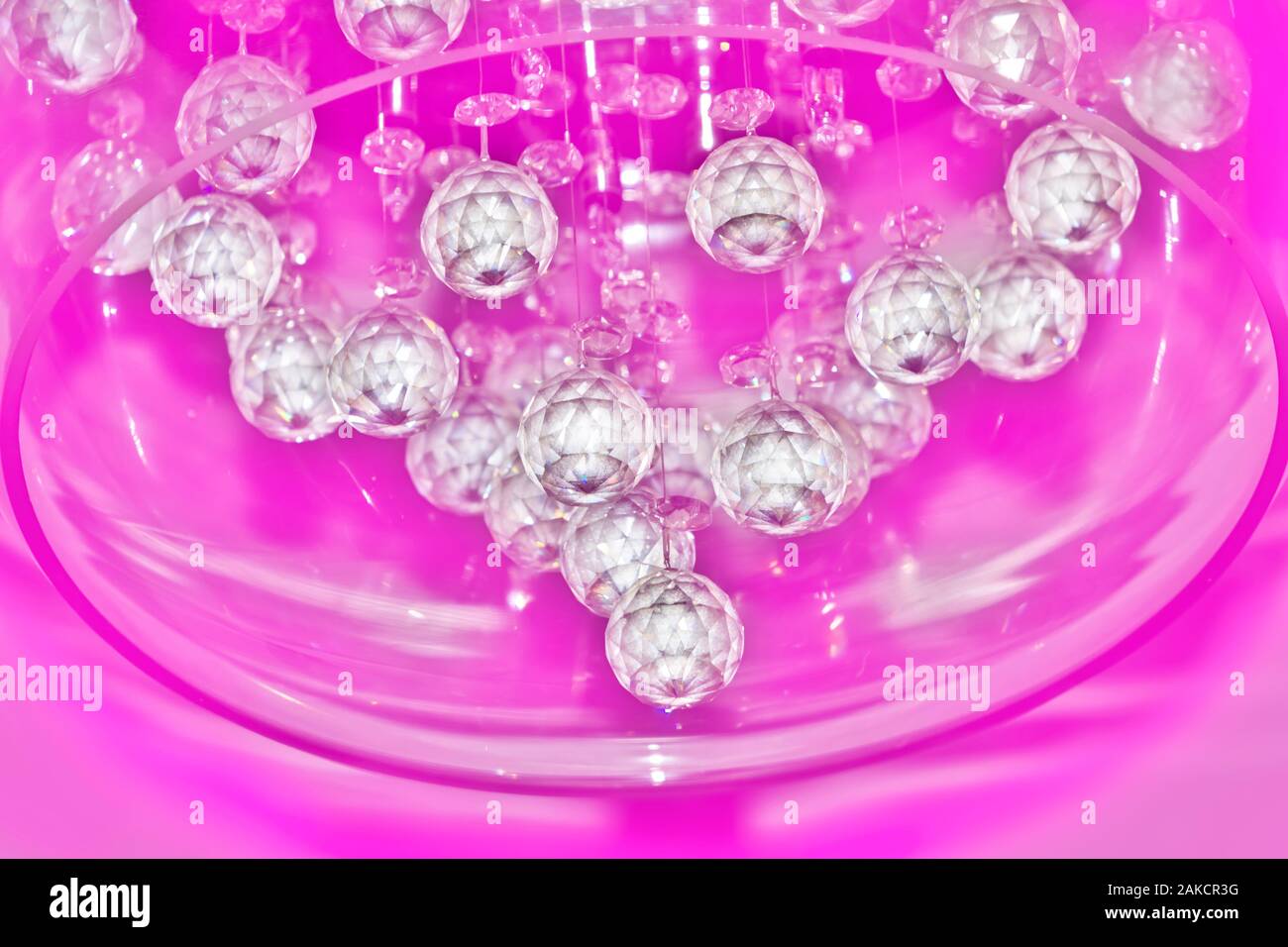 Kristallkugeln in Pink jelly Licht in Low Angle View close-up-Bild. Stockfoto