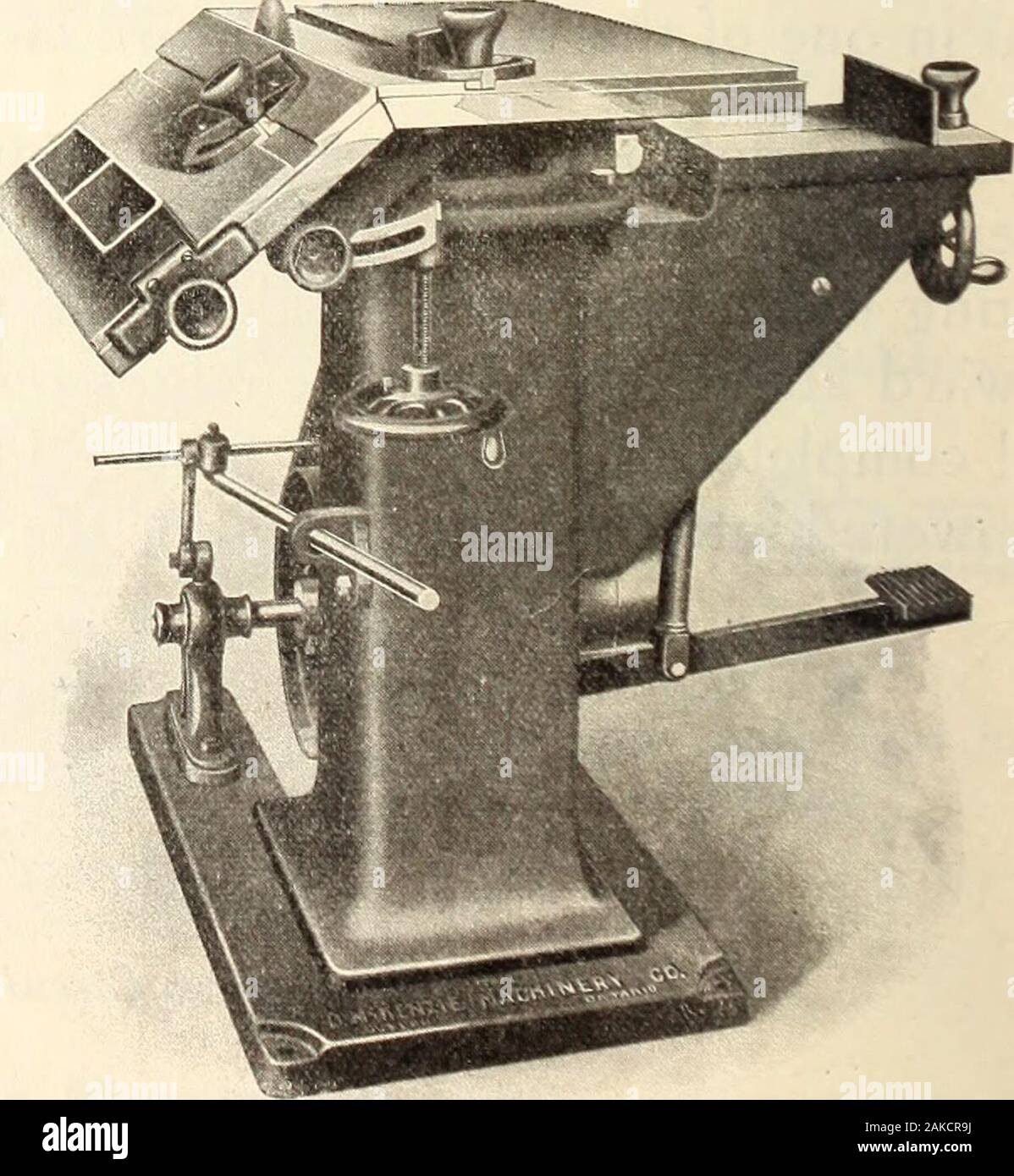 Kanadische Holzwerkstoffindustrie. ing thatcan magaziniert. Die Handlichsten Maschine auf dem Markt der Split-Kipptisch (Patent beantragt) kann betilted und in einem beliebigen Winkel bis 45 degreesas auf die abgestufte Segment angegeben gesperrt. Diese Maschine ist auch mit einer soliden Tabelle geliefert. Das Bor- Anlage ist sehr in sich selbst vollkommen. Eine footlever ist mit der Tabelle, die Hintenziehen und Folien auf dem Knie verbunden. Eine große Feder sich in der Spalte der Maschine releasesthe automatisch von der Bit, wenn der Druck ist removedfrom der Fußhebel. Die langweiligen Attachment israised Stockfoto