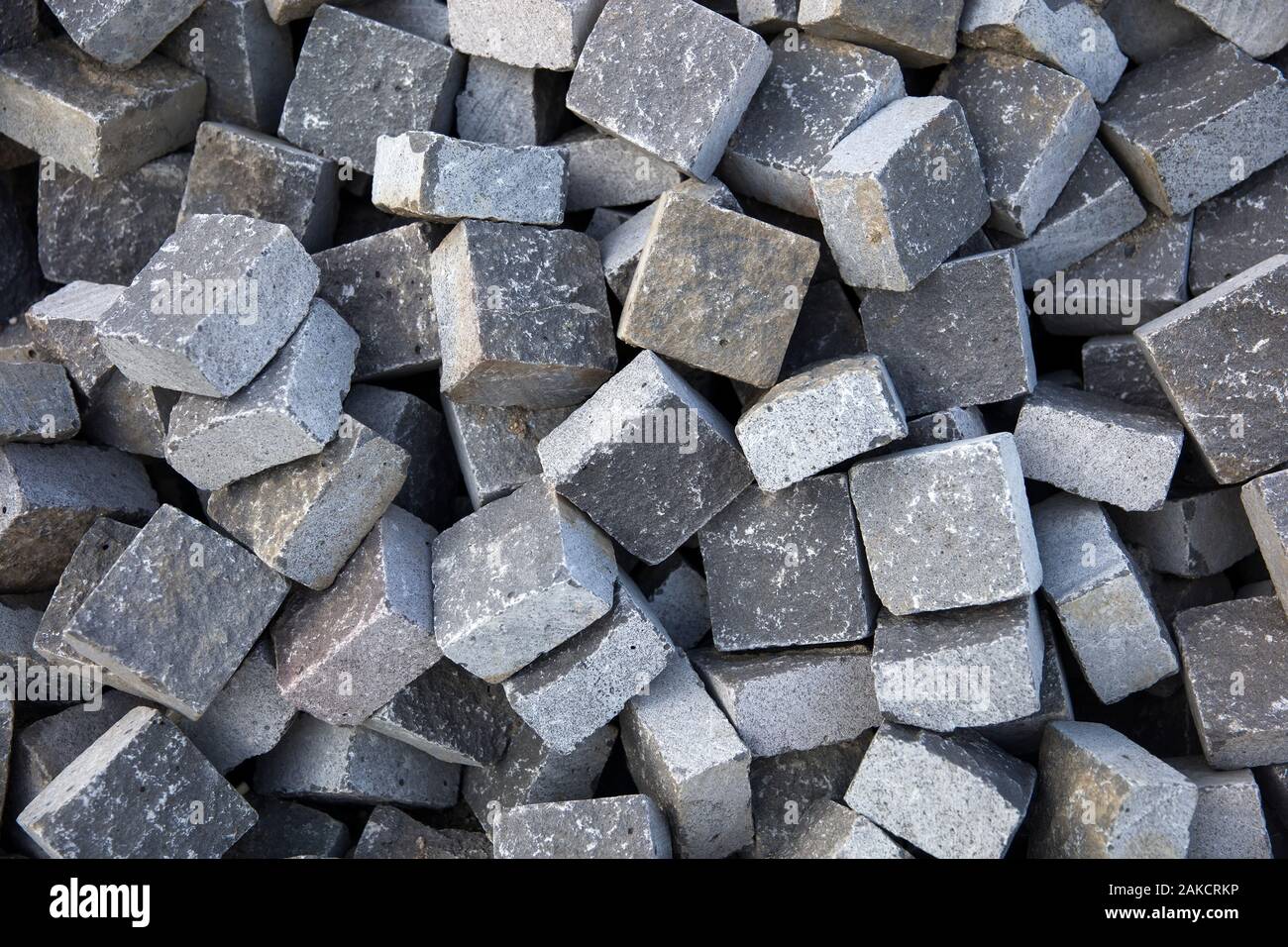 Haufen Granit Bausteine für die Pflasterung der Straße vorbereitet Stockfoto