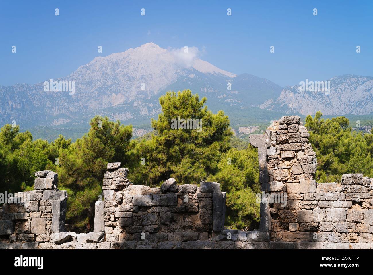 Die Ruinen der antiken Stadt Phaselis. Historische Stätte auf dem Lykischen Weg. Der Tahtali Berg. Touristische Attraktion der Türkei. Lage in der Nähe des Vil Stockfoto