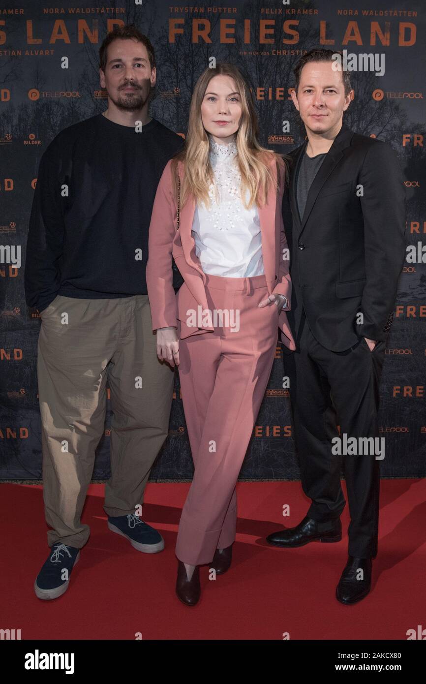 Berlin Deutschland 08 Jan 2020 Die Schauspieler Felix Kramer L R Nora Waldstatten Und Trystan Putter Um Die Premiere Des Films Freies Land Kommen Quelle Jorg Carstensen Dpa Alamy Leben Nachrichten Stockfotografie Alamy