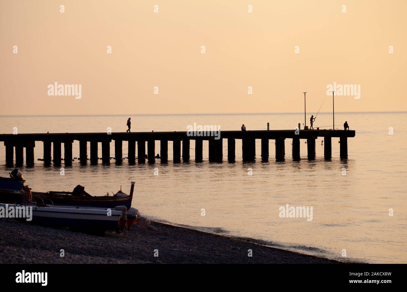 Pier Silhouette in den frühen Morgen mit aktiven Menschen (volle Pier View) Stockfoto