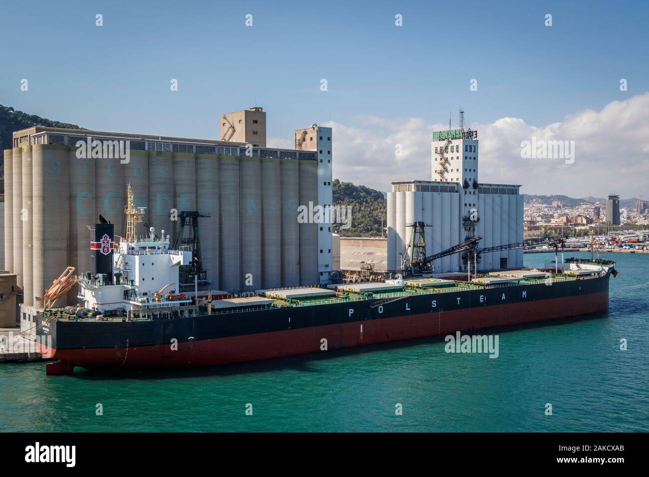 Das 2013 Sudety Massengutfrachter Schiff im Dock neben Silos im Hafen von Barcelona, Spanien. Segel unter der Flagge Liberias. IMO 9582518 Stockfoto Das 2013 Sudety Massengutfrachter Schiff im Dock neben Silos im Hafen von Barcelona, Spanien. Segel unter der Flagge Liberias. IMO 9582518 Stockfoto