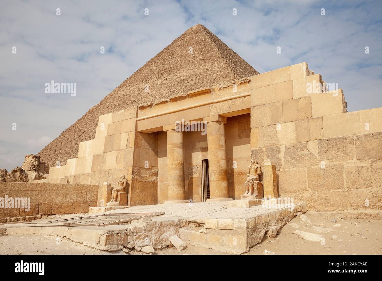 Anzeigen der Totentempel der Cheops-Pyramide in Gizeh Pyramide komplexe aufschlussreich Teil der Cheops-pyramide im Hintergrund in die Stadt Kairo, Ägypten Stockfoto