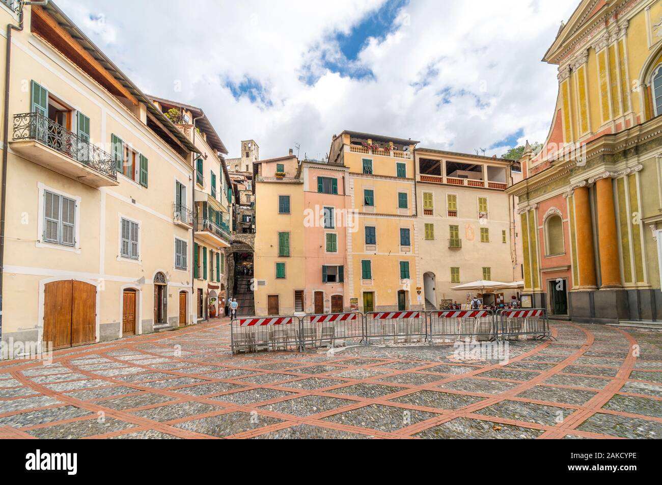 Blick auf den schmalen Eingang und dem Alten Schloss fort von der mittelalterlichen Stadtmauer umgebenen Hügel Stadt Ruse hinter der Piazza Sant Antonio Abate Kirche Stockfoto