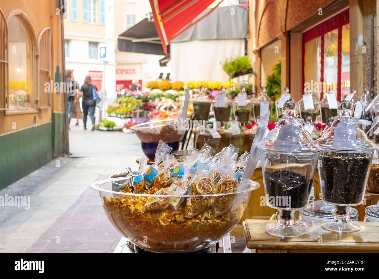 Wickelte Gewürze, Tees, Düfte und Zutaten außerhalb der Terrasse eines Geschenke Shop in der Altstadt von Nizza, Frankreich. Stockfoto