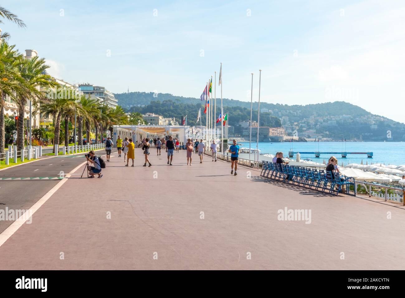 Jogger, Wanderer und Fotografen genießen Sie einen Sommer Tag an der Promenade des Anglais an der Resort City von Nizza Frankreich am Mittelmeer Stockfoto