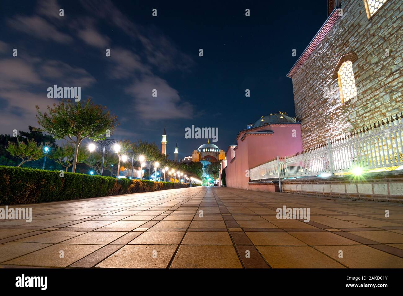 Nacht Blick auf die Hagia Sophia eine ehemalige Griechische Orthodoxe Christliche Patriarchale Kathedrale, später ein Ottoman Imperial Moschee und jetzt Museum in Istanbul Türkei Stockfoto
