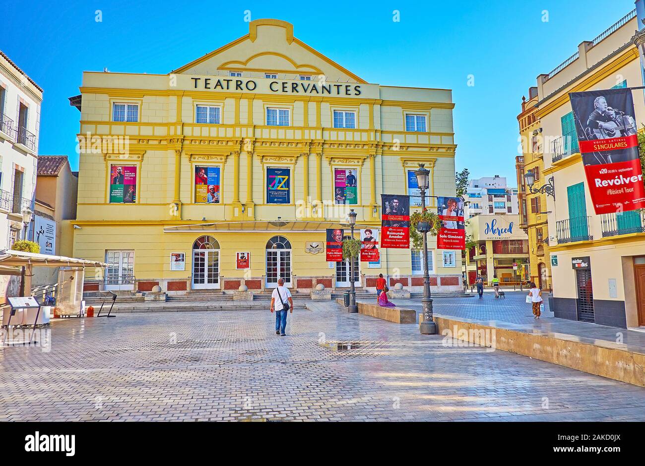 MALAGA, SPANIEN - 26. SEPTEMBER 2019: jerónimo Cuervo Square mit Blick auf Teatro Cervantes, das ist das älteste Theater der Costa del Sol, im September Stockfoto