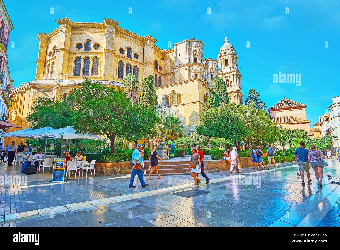 MALAGA, SPANIEN - 26. SEPTEMBER 2019: Die mittelalterlichen Basilika Kathedrale von Málaga mit üppigen grünen Formschnitt Garten im Vordergrund, am 26. September Stockfoto