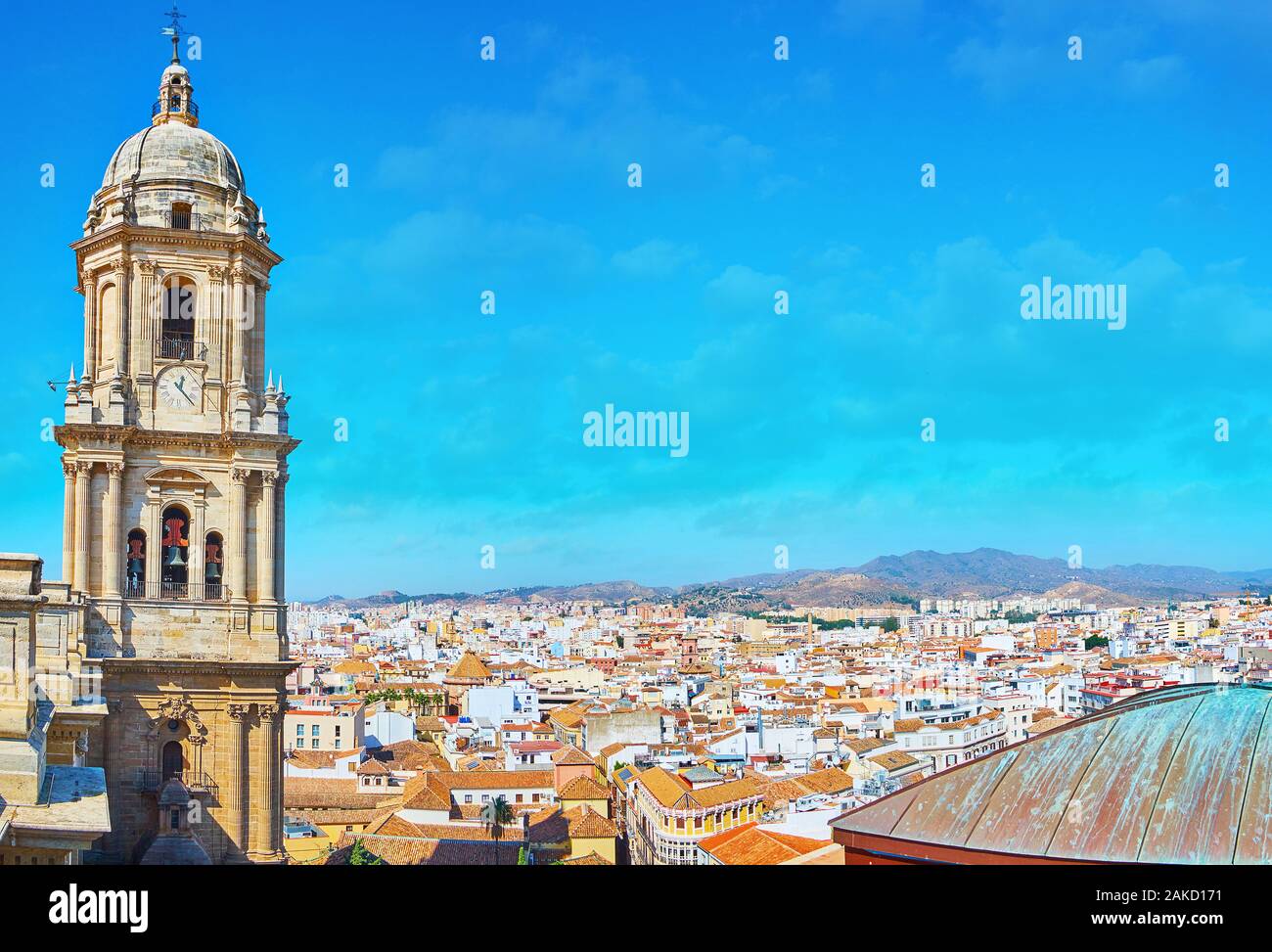 Der Glockenturm der Kathedrale von Malaga vor der Dächer der Altstadt, Andalusien, Spanien Stockfoto