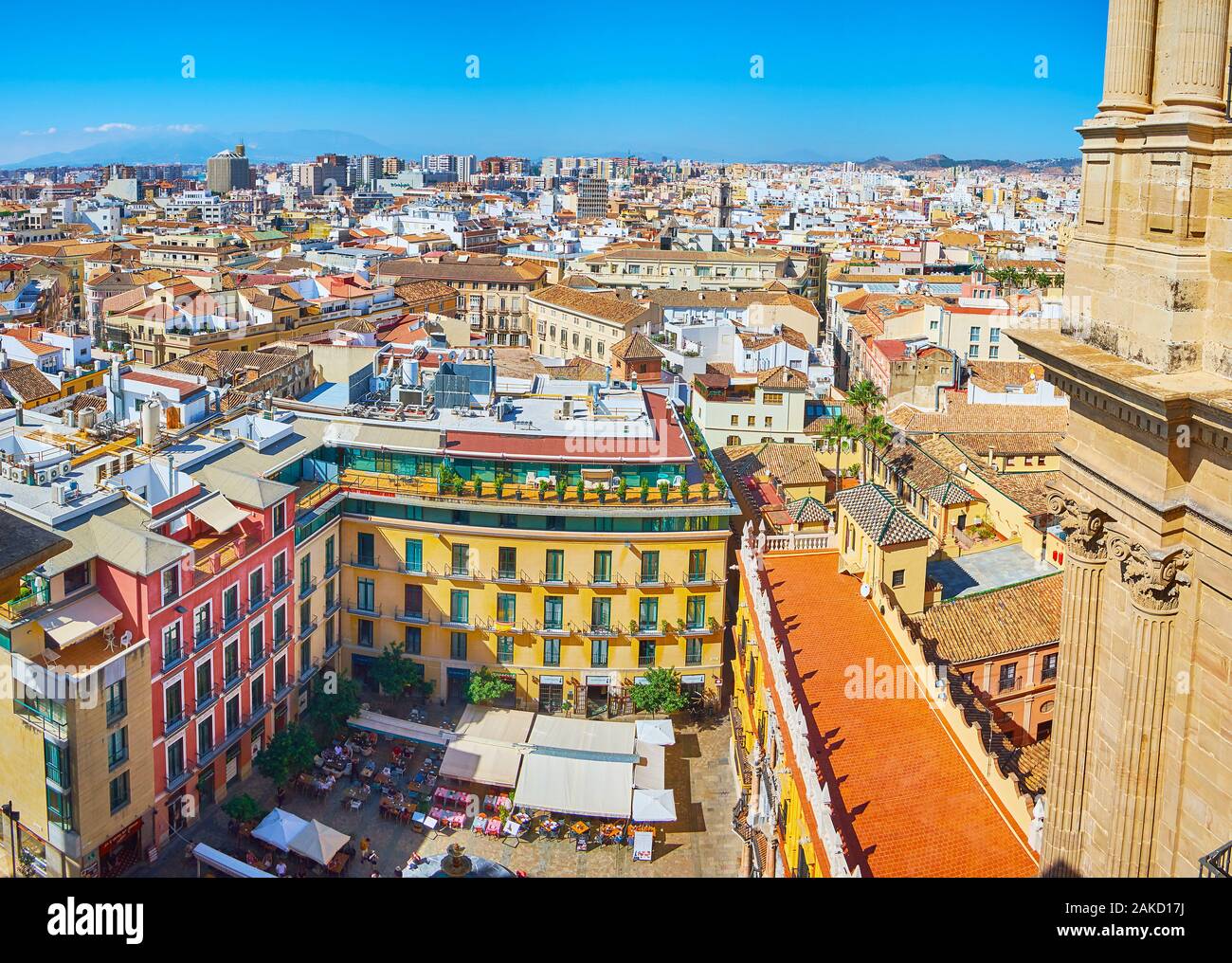 MALAGA, SPANIEN - 26. SEPTEMBER 2019: Der Blick auf die Plaza del Obispo Platz mit Cafes, Restaurants und Palacio Episcopal (Bishop's Palace) aus r Stockfoto