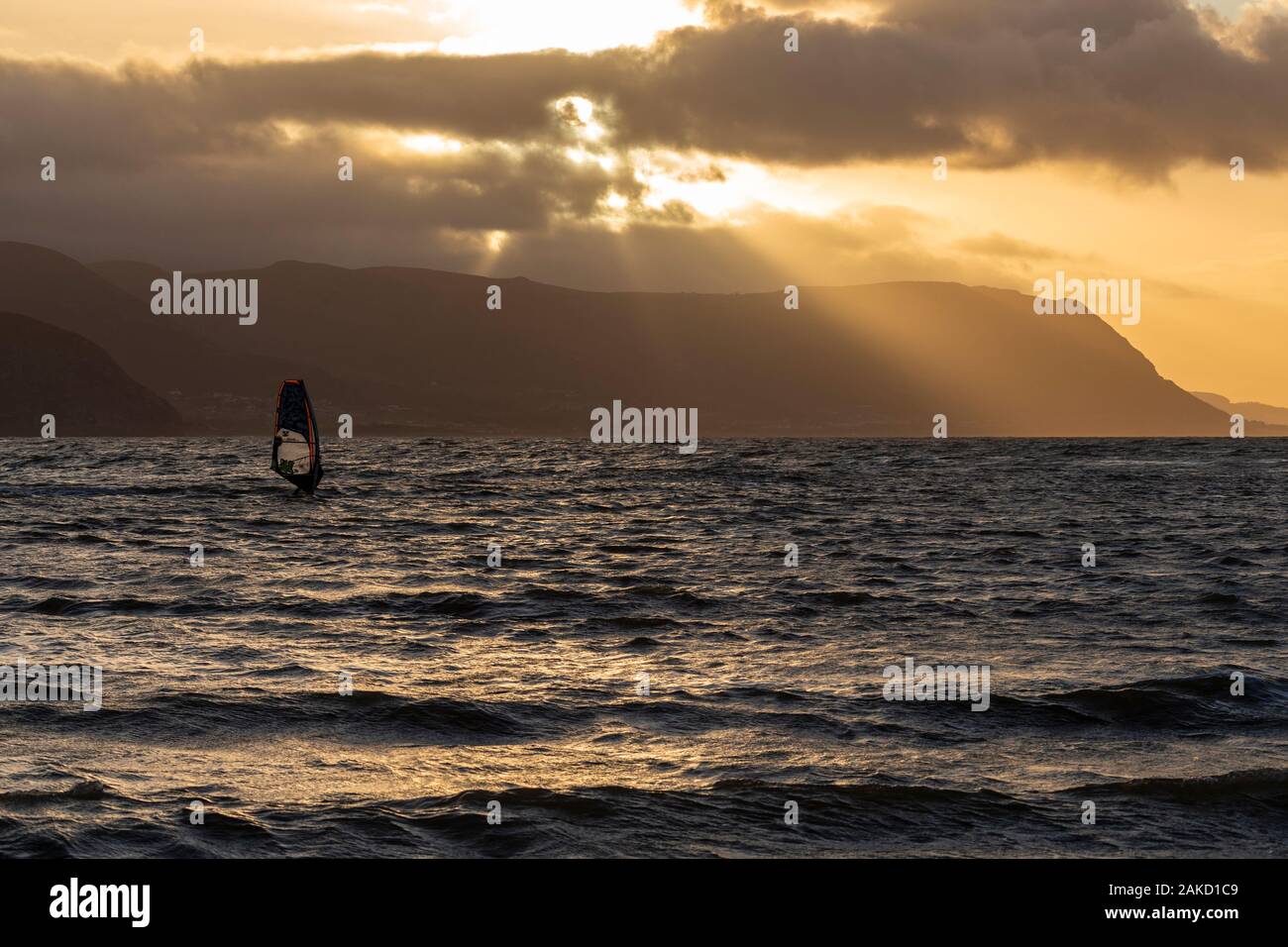 Windsurfen am Llandudno West Shore, North Wales Küste Stockfoto