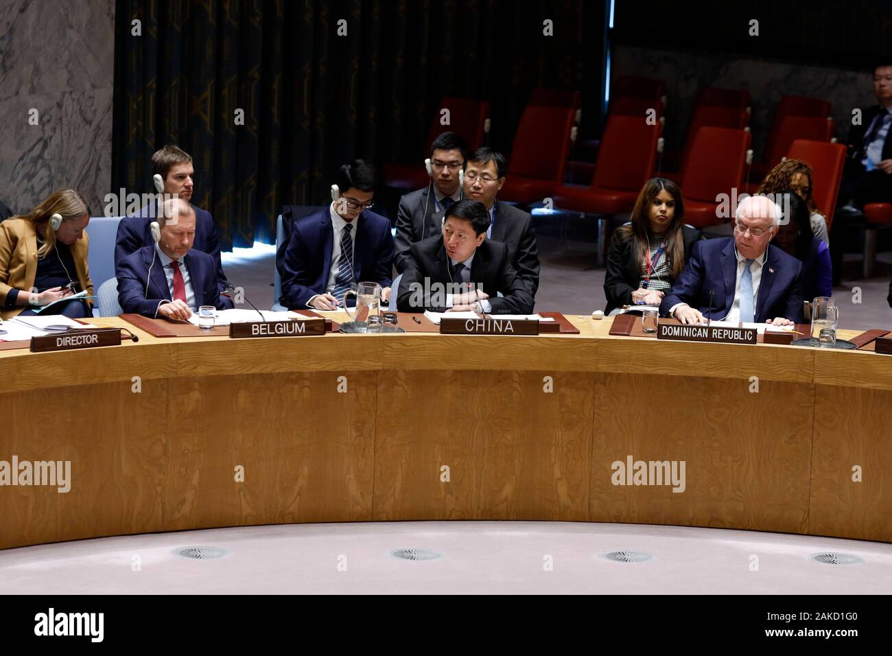 Vereinten Nationen, UN-Hauptquartier in New York. 8 Jan, 2020. Wu Haitao (C), (vorne), Chinas stellvertretender Ständiger Vertreter bei den Vereinten Nationen, befasst sich eine Tagung des Sicherheitsrates auf Westafrika, auf das UN-Hauptquartier in New York, Jan. 8, 2020. Wu Haitao am Mittwoch forderte die weltweiten Anstrengungen die terroristischen Bedrohungen in West Afrika und die Sahelzone, einschließlich Intensivierung der Unterstützung der regionalen Ländern in ihren Kapazitäten zu verstärken. Credit: Li Muzi/Xinhua/Alamy leben Nachrichten Stockfoto