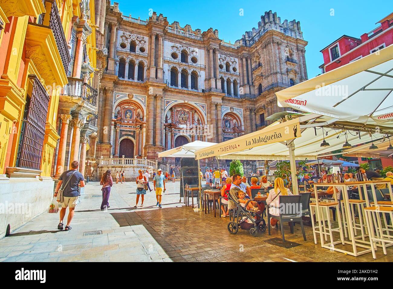 MALAGA, SPANIEN - 26. SEPTEMBER 2019: Die alten Plaza Obispo Square ist der beste Ort in Outdoor Cafe inmitten der historischen Sehenswürdigkeiten, wie der Bischof Pal zu entspannen Stockfoto