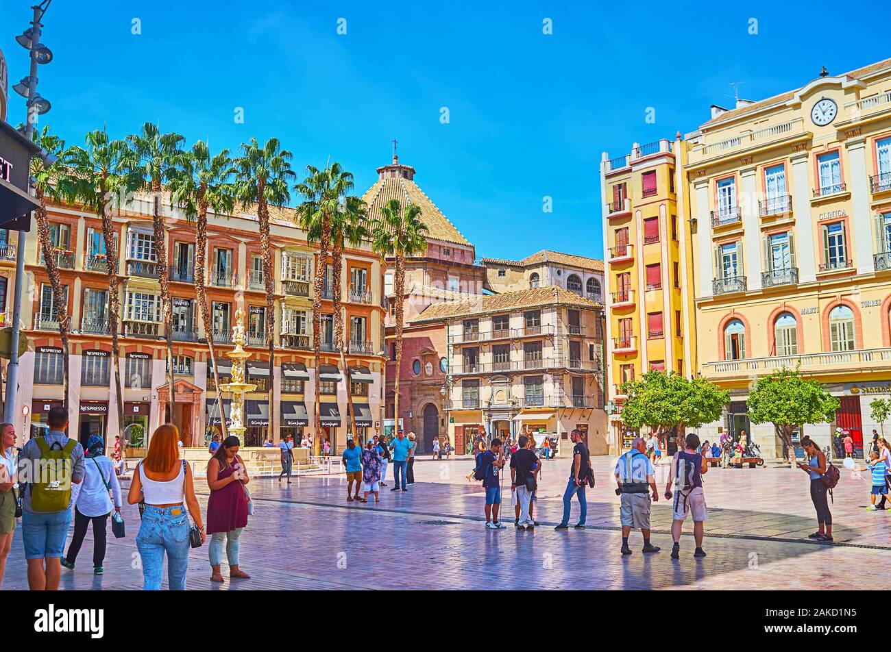 MALAGA, SPANIEN - 26. SEPTEMBER 2019: Das Ensemble von der Plaza de la Constitucion (Platz der Verfassung) mit historischen Villen, Palm Gasse Stockfoto