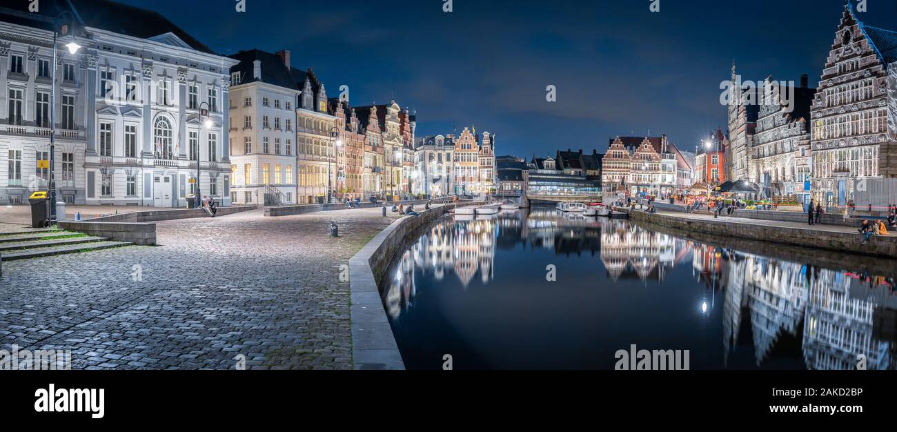 Panoramablick auf den berühmten Korenlei in der historischen Altstadt von Gent beleuchtet in schönen Post Sonnenuntergang Dämmerung während der Blauen Stunde in der Dämmerung mit Lei Stockfoto