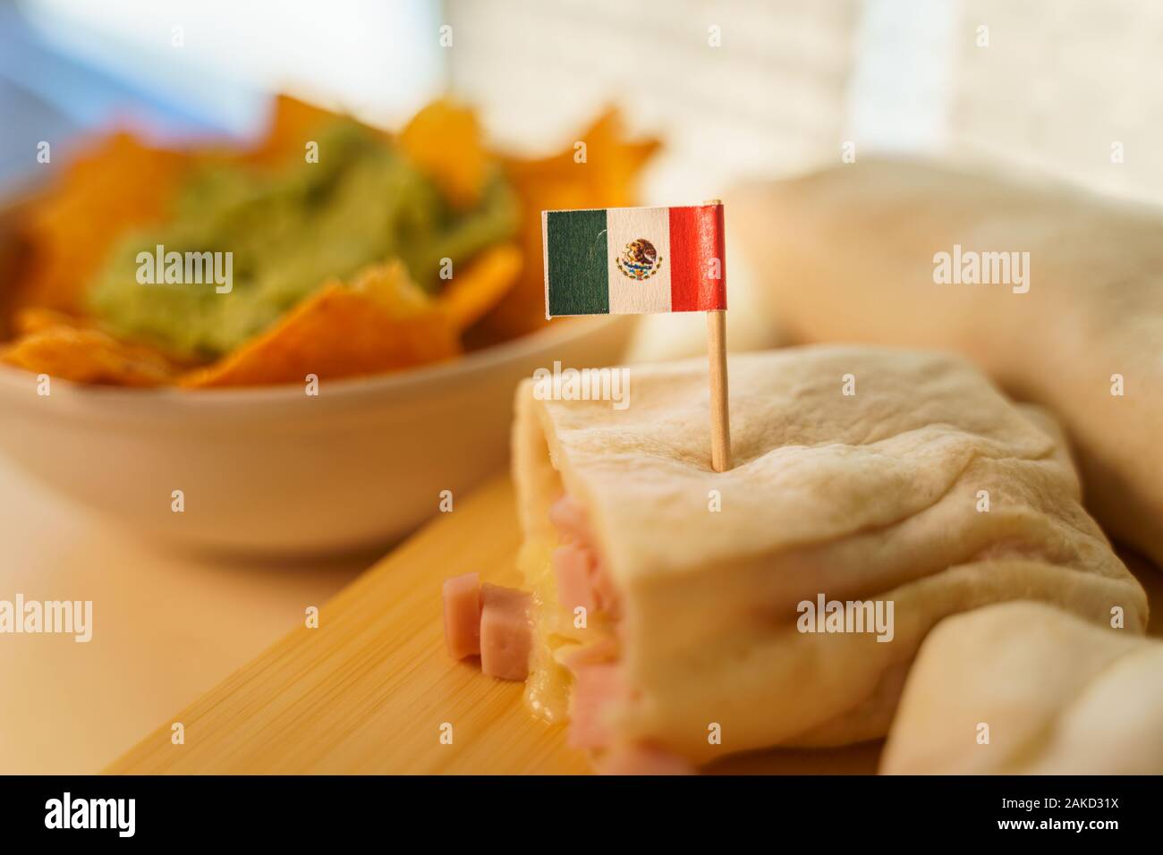 Nahaufnahme von einem heißen Frische burrito und Nachos mit Guacamole Creme. Stockfoto