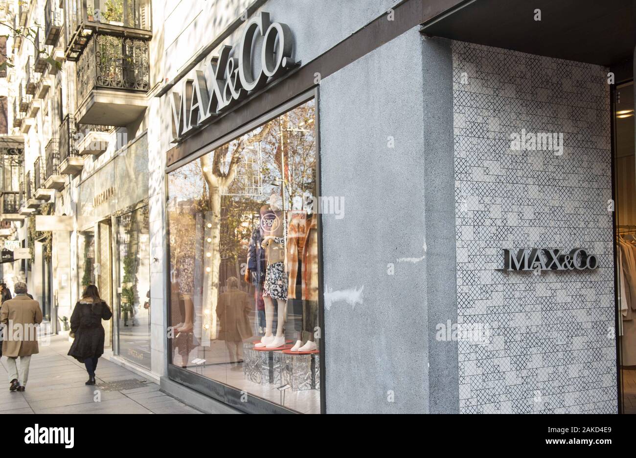 Spanien. 31 Dez, 2019. Italienische Mode Marke Max & Co Shop in Spanien gesehen. Credit: Budrul Chukrut/SOPA Images/ZUMA Draht/Alamy leben Nachrichten Stockfoto