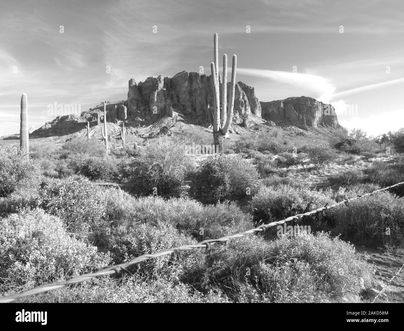 Aberglaube Mountain und Umgebung in Schwarzweiß östlich von Phoenix, Arizona. Stockfoto