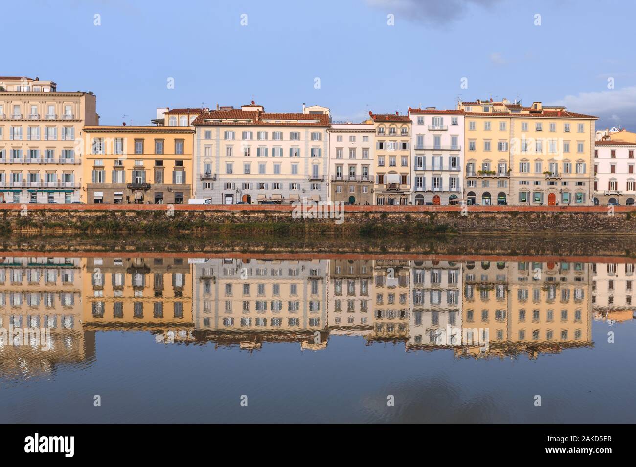 Alte Gebäude in den Fluss Arno in Florenz widerspiegelt. Häuser w Stockfoto