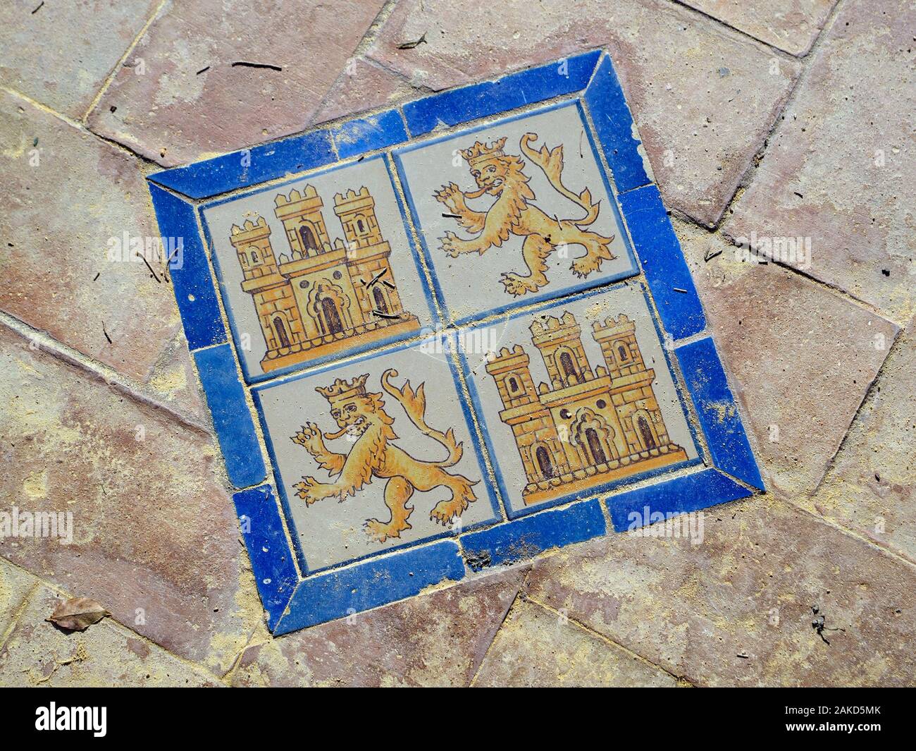 Castilla y Leon Fliesen im Boden der Plaza de Espana in Sevilla, Andalusien, Spanien Stockfoto