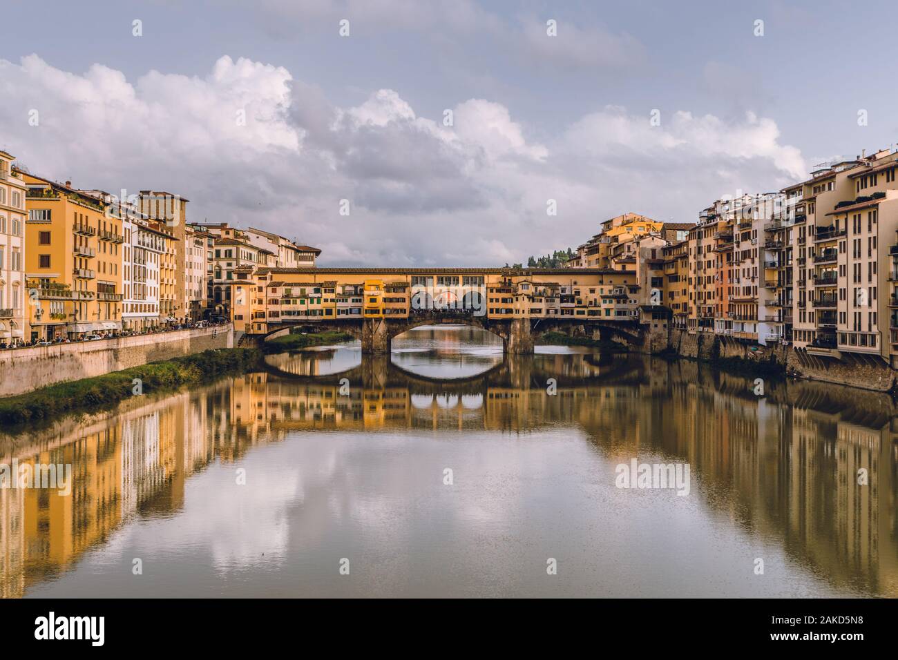 Blick auf die Ponte Vecchio in Florenz (Firenze) in einem bewölkten Tag. Bea Stockfoto