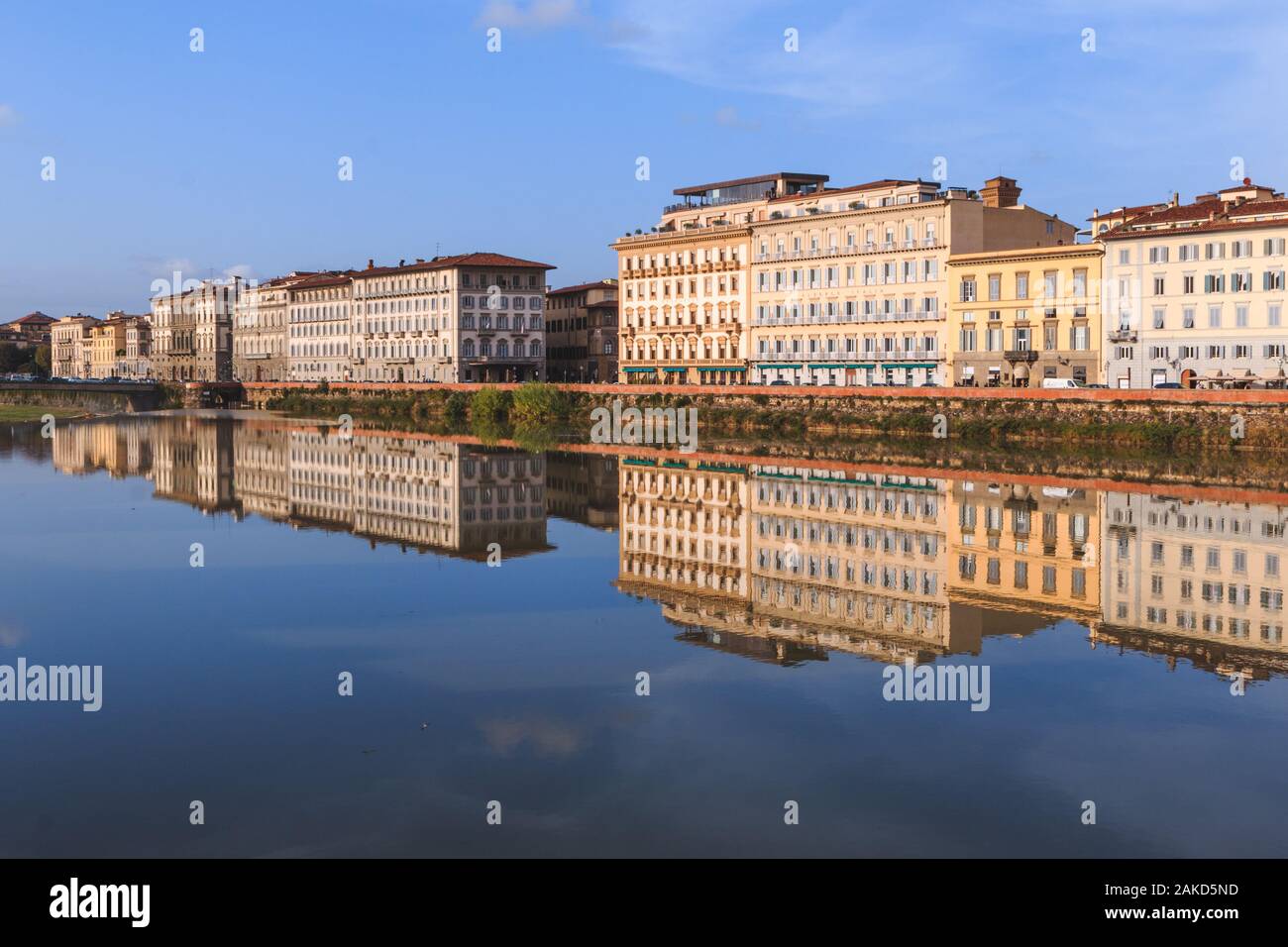 Alte Gebäude in den Fluss Arno in Florenz widerspiegelt. Häuser w Stockfoto