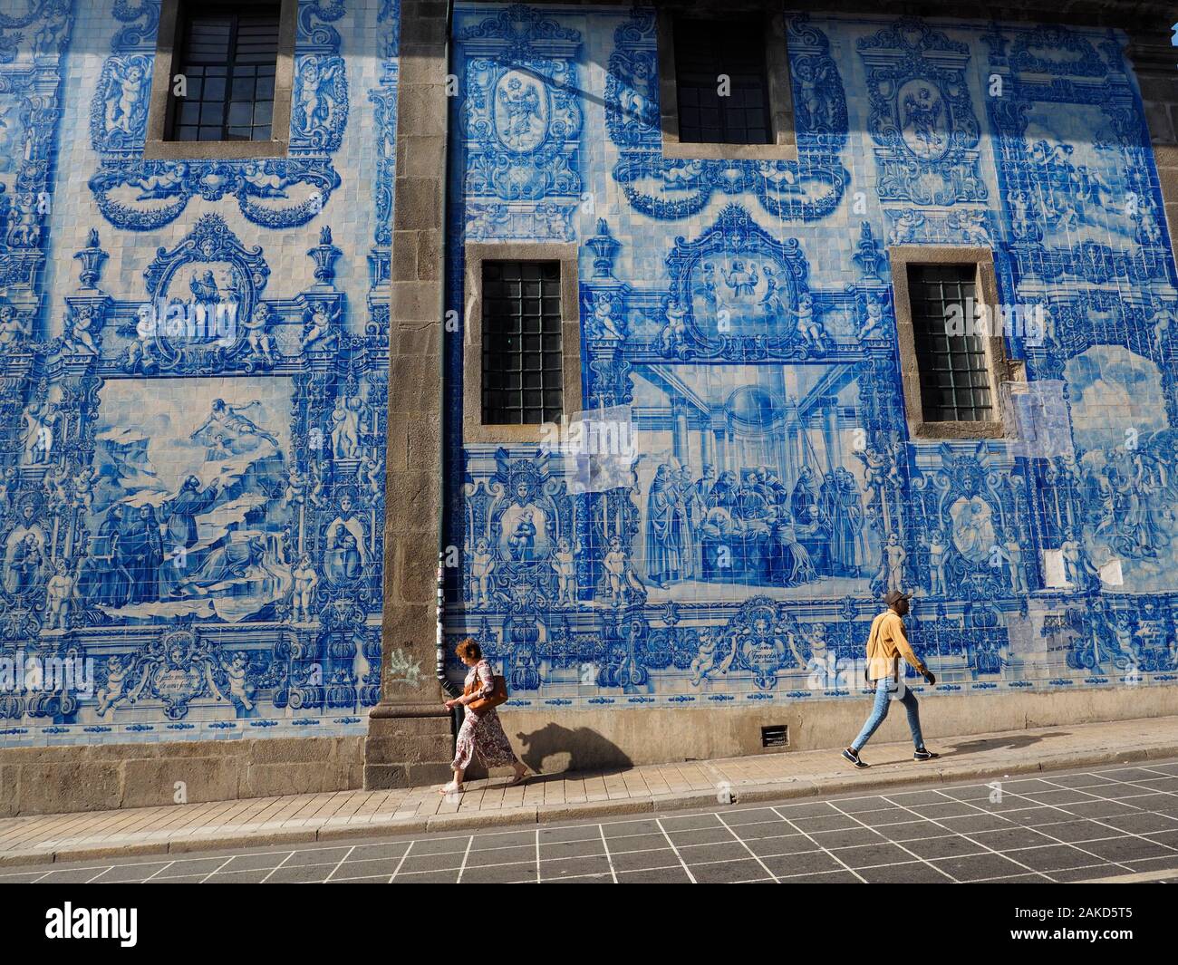 Seitenwand einer Kirche mit traditionellen portugiesischen azulejos, blaue und weiße Kacheln dekoriert. Porto, Portugal Stockfoto