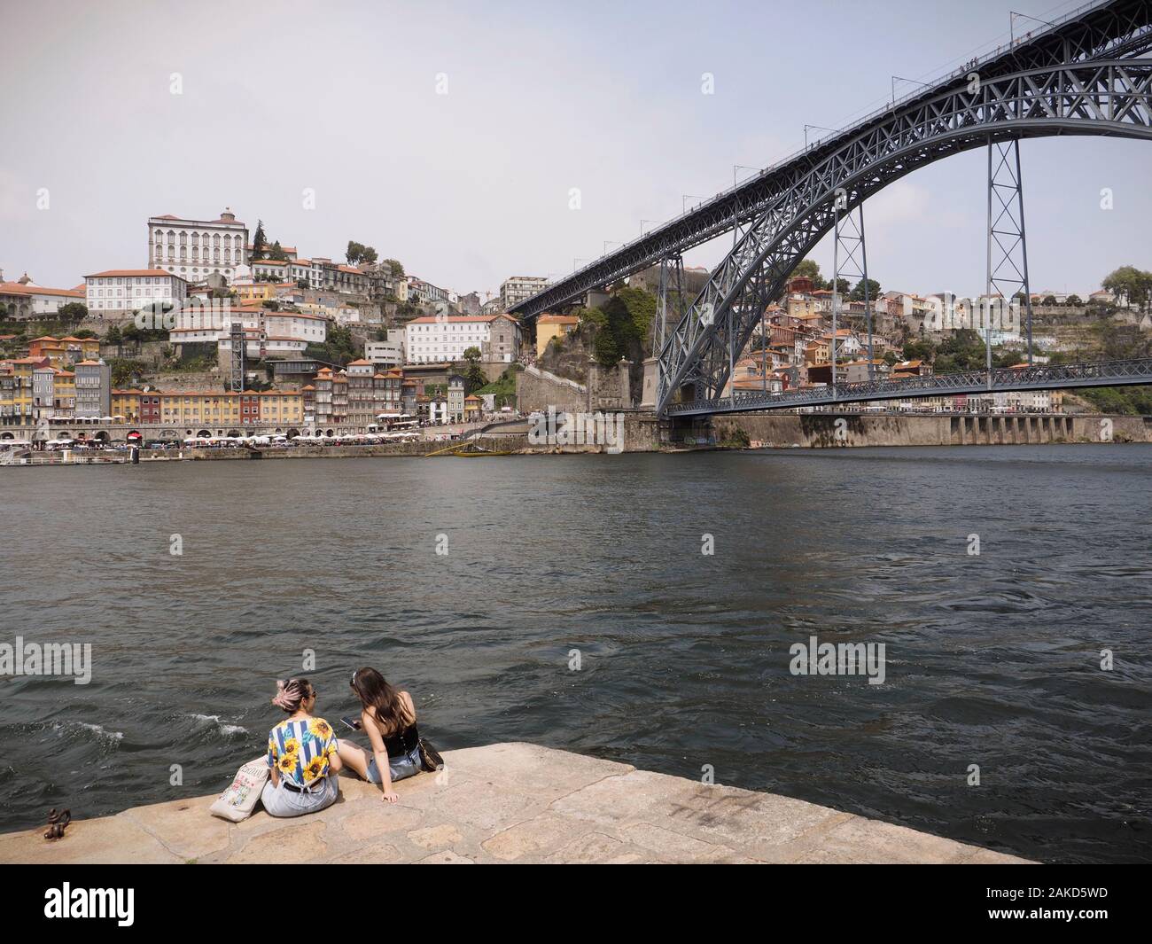 Zwei junge Frauen, die den Blick auf Porto auf dem Douro Fluss nach Norden. Stockfoto