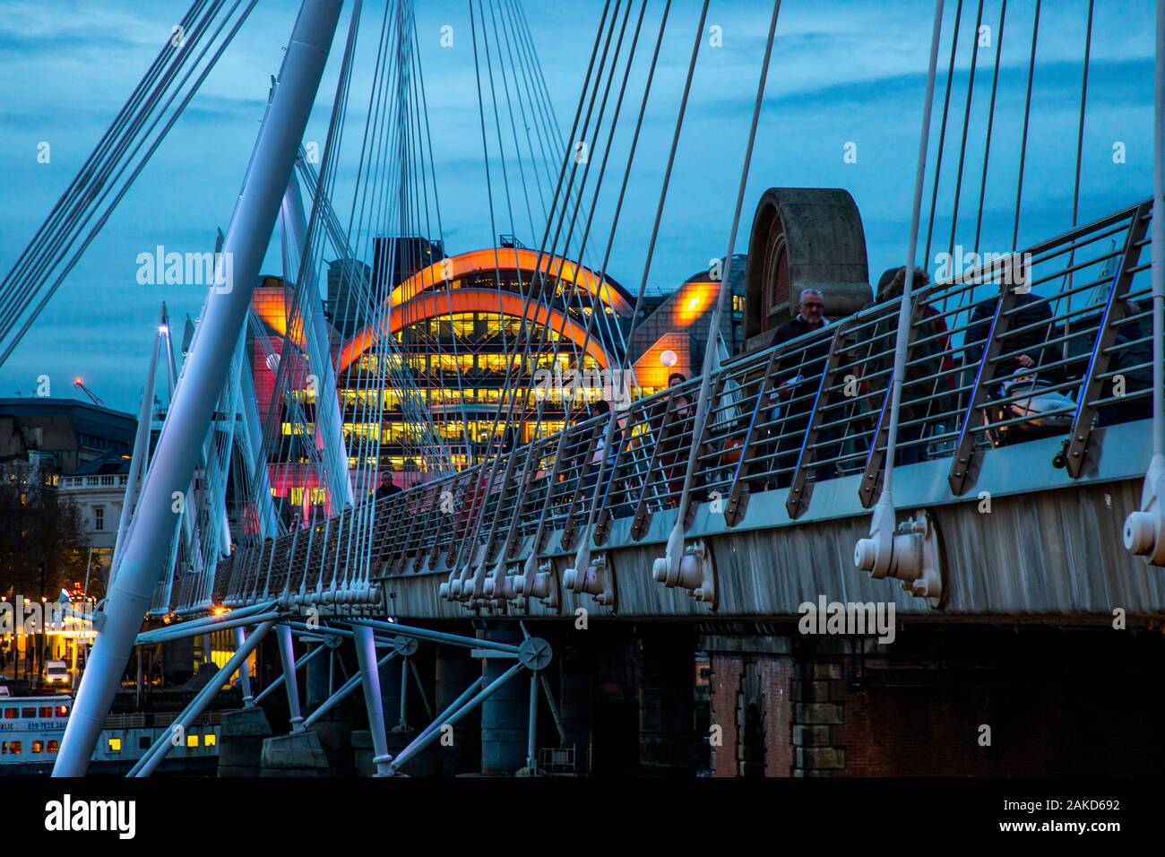 Die Charing Cross Station, goldenes Jubiläum Brücken, über die Thames, London, Vereinigtes Königreich Stockfoto