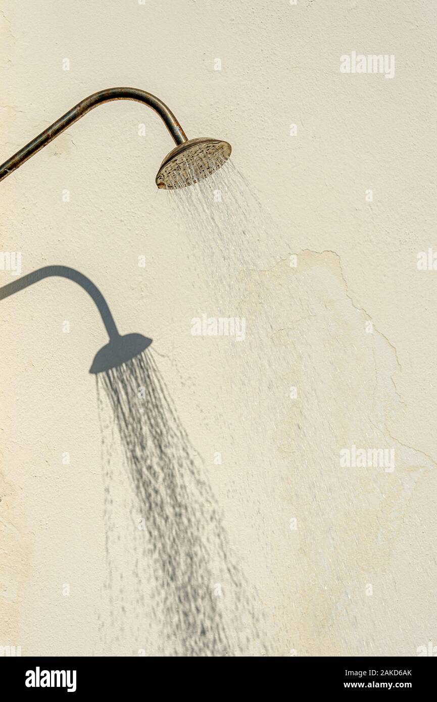 Dusche im Freien mit verchromter Duschkopf. Stockfoto