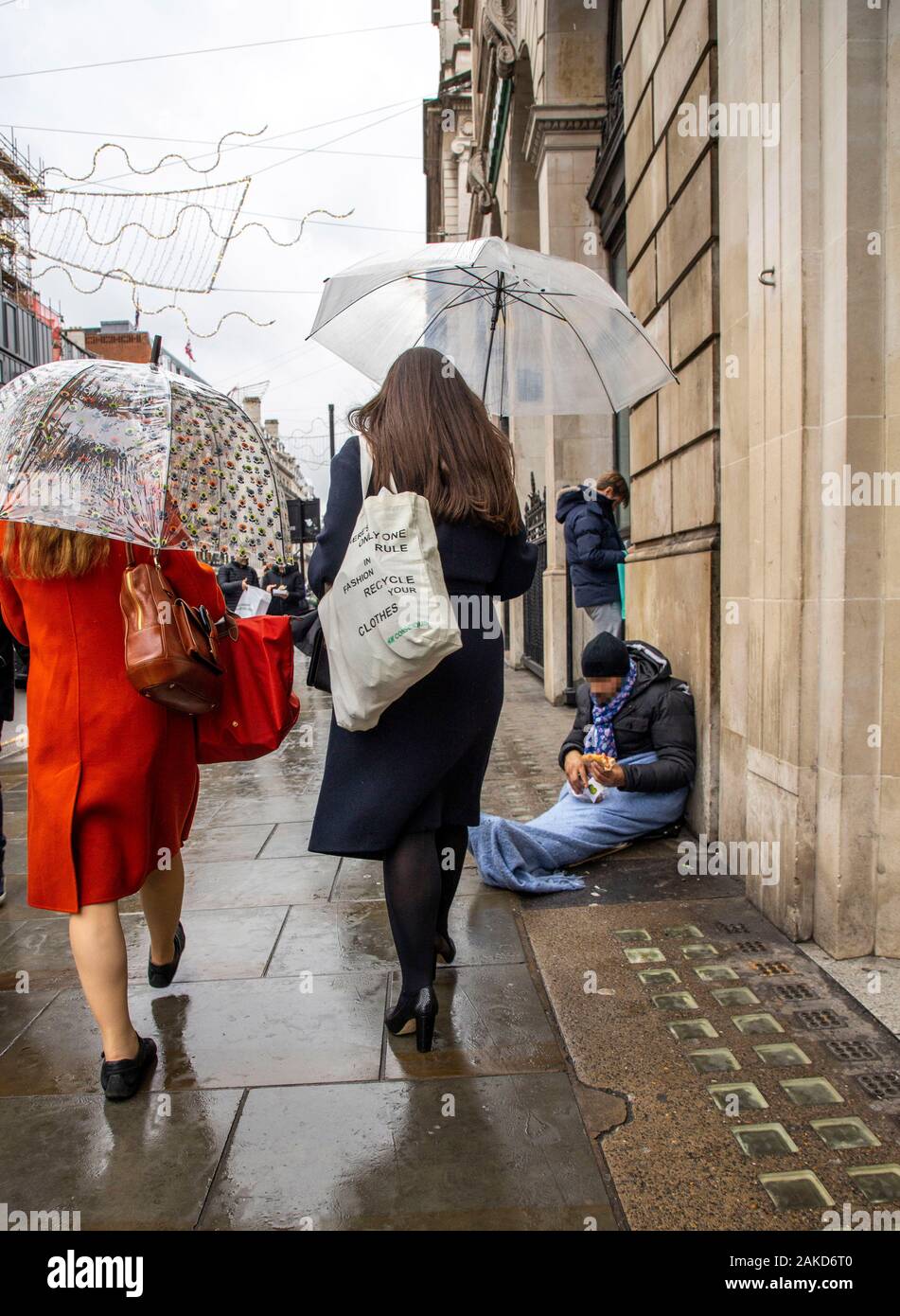 Piccadilly Street, Regenwetter, Passanten mit Sonnenschirmen, London, Vereinigtes Königreich, Stockfoto