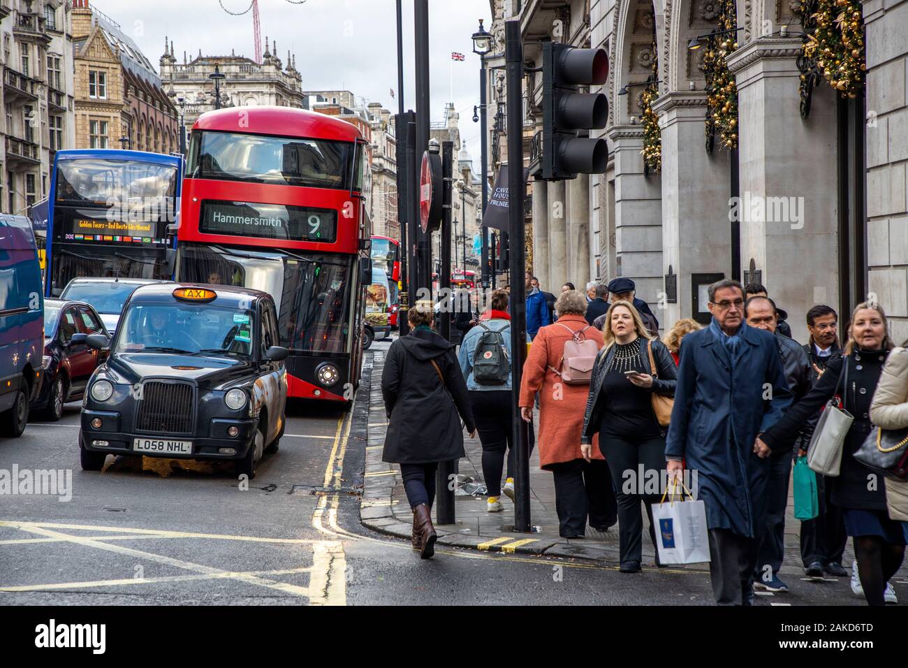 Straßenverkehr, Doppeldeckerbusse, London, Vereinigtes Königreich, Stockfoto