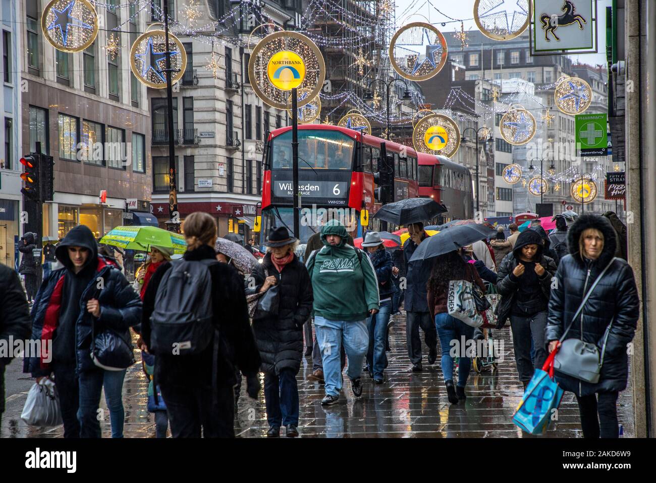 Straßenverkehr, Doppeldecker, regnerischen Wetter, London, Vereinigtes Königreich, Stockfoto