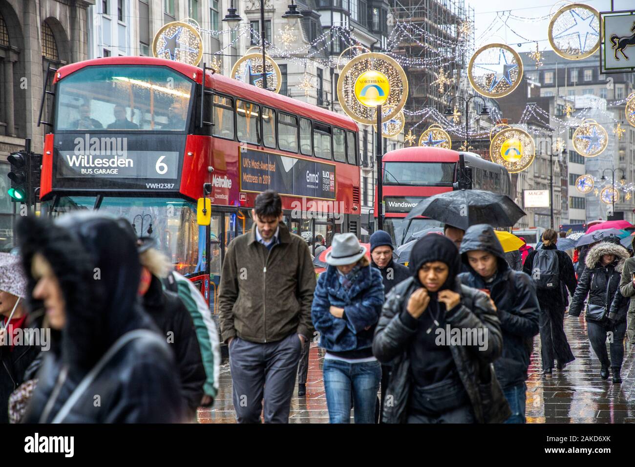 Straßenverkehr, Doppeldecker, regnerischen Wetter, London, Vereinigtes Königreich, Stockfoto