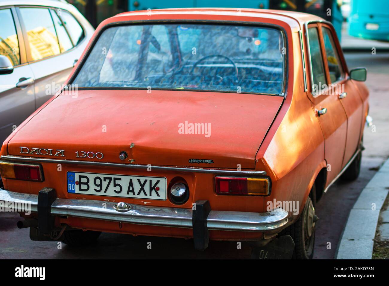 Red vintage Dacia 1300 Auto, Rumänische Oldtimer auf den Straßen von Bukarest, Rumänien, 2020 Stockfoto