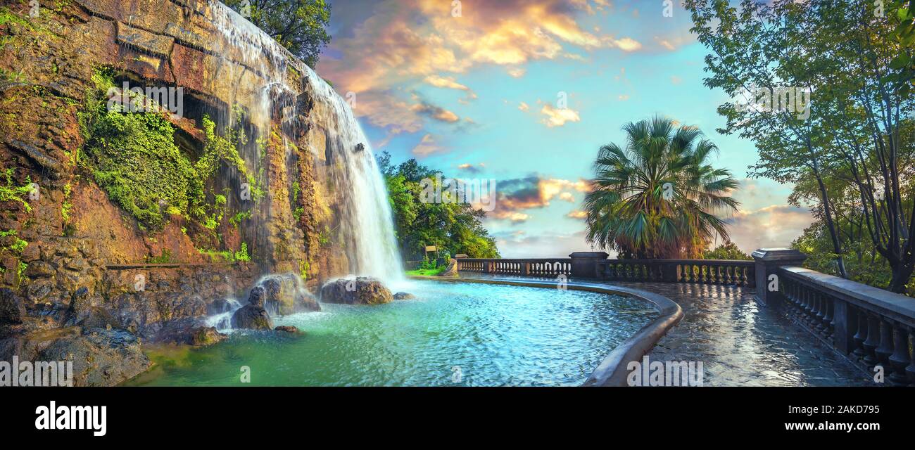 Panoramablick auf die Landschaft mit Wasserfall im Park von Schloss Berg in Nizza. Cote d'Azur, Frankreich Stockfoto