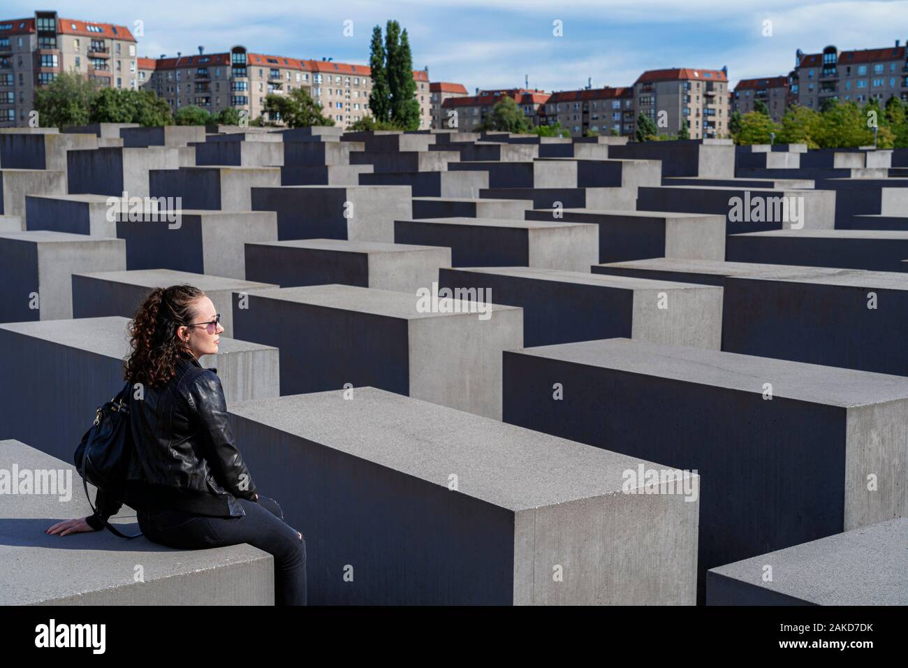 Junge kaukasier Frau am jüdischen Holocaust Memorial in Berlin, Deutschland. Stockfoto